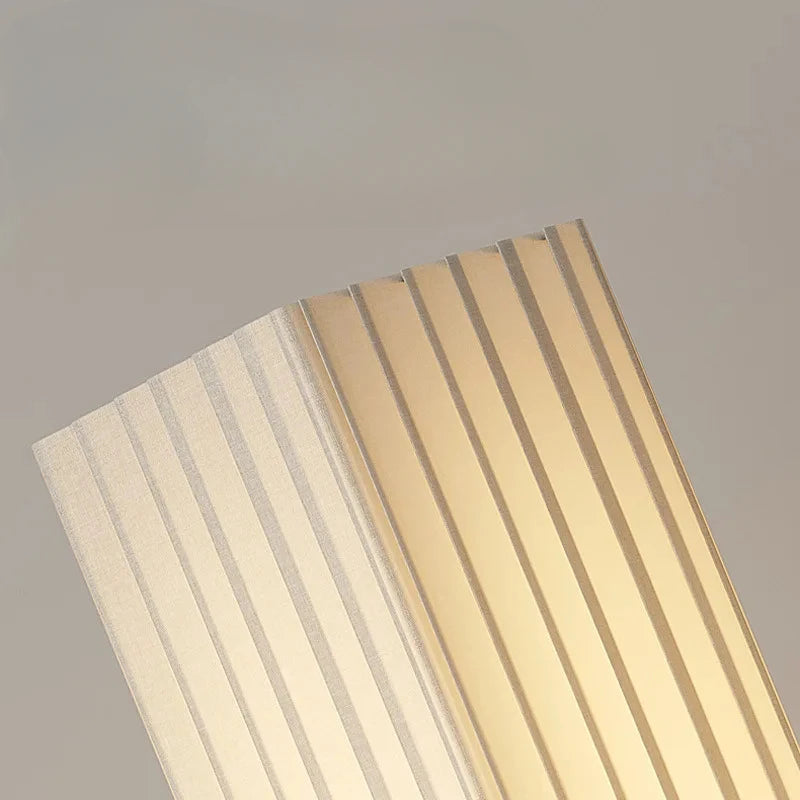 Lámpara de pie plisada ,  luz cálida, moderna, envolvente y elegante